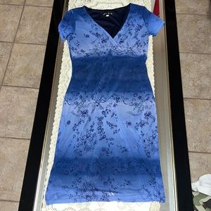 Blue ombre short-sleeved v-neck midi mesh dress with floral print